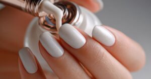 Unhas brancas e elegantes: a tendência que floresce na primavera brasileira