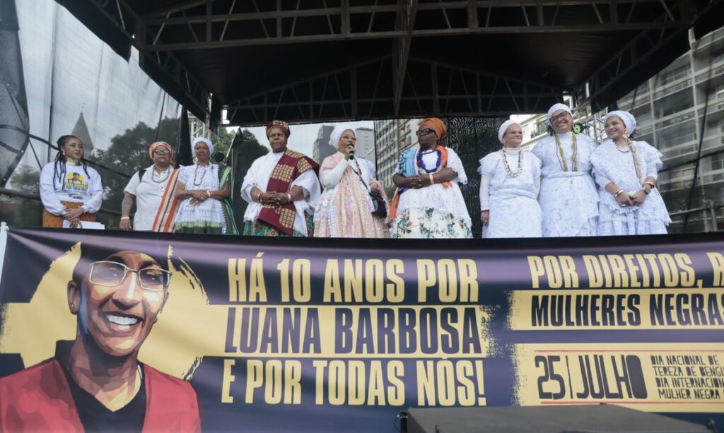 Marcha das Mulheres Negras em São Paulo clama por justiça dez anos após morte de Luana Barbosa
