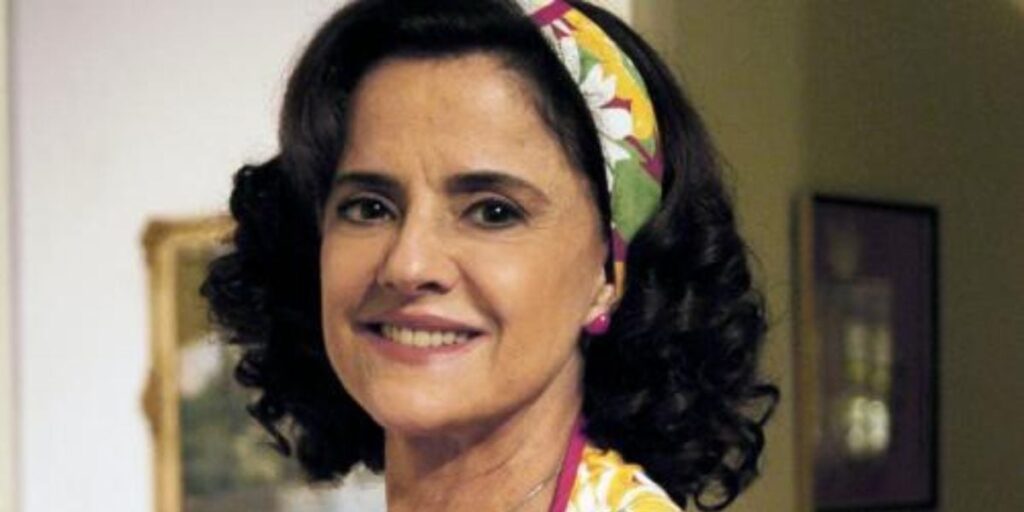 Marieta Severo surge com cabelos grisalhos em rara aparição pública e encanta fãs