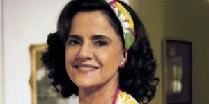 Marieta Severo surge com cabelos grisalhos em rara aparição pública e encanta fãs
