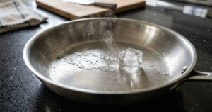 O truque do gelo na frigideira: como a ciência garante o ponto perfeito dos alimentos