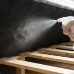 Por que borrifar vinagre embaixo da cama é um hábito que ganha adeptos na limpeza doméstica