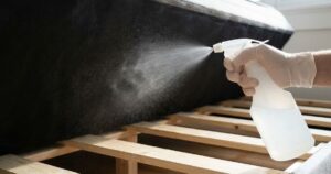 Por que borrifar vinagre embaixo da cama é um hábito que ganha adeptos na limpeza doméstica