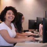 Programa de estágio em SP abre 708 vagas para alunos do ensino médio técnico