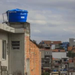 Programa distribui caixas d’água gratuitas para famílias vulneráveis em São Paulo e Baixada Santista