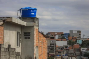 Programa distribui caixas d'água gratuitas para famílias vulneráveis em São Paulo e Baixada Santista
