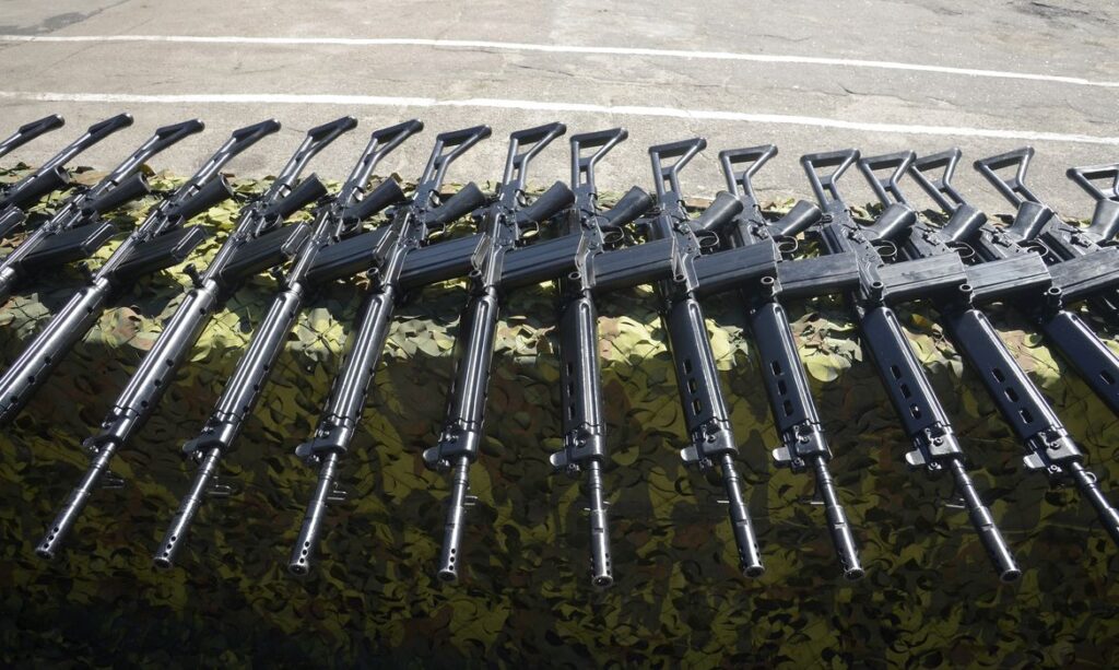 Rio de Janeiro determina recadastramento obrigatório de fuzis e armas restritas