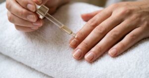 Rotina noturna de hidratação: o segredo para unhas fortes além do esmalte fortalecedor
