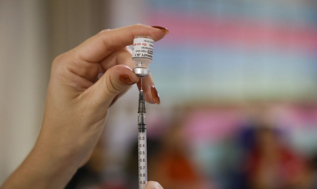Vacinação contra HPV reduz infecção pela metade e protege jovens brasileiros