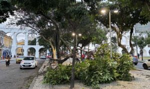 Vendaval no Rio de Janeiro deixa milhares sem energia e causa destruição na capital