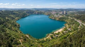A impressionante conversão de uma mina de carvão espanhola em um vasto lago artificial