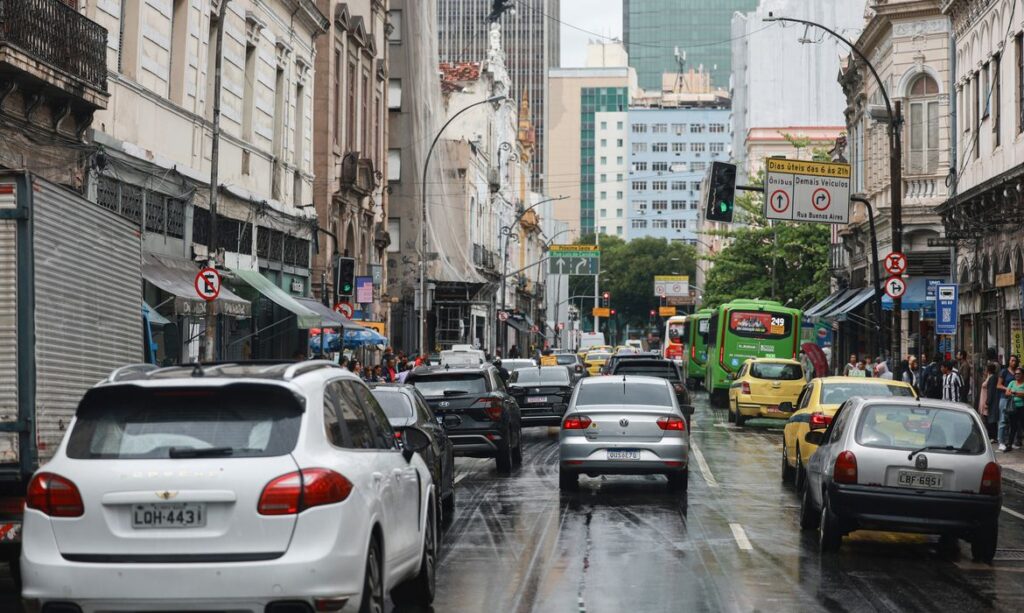 Adesivos eleitorais em carros podem causar perda de cobertura no seguro automotivo