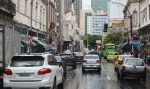 Adesivos eleitorais em carros podem causar perda de cobertura no seguro automotivo
