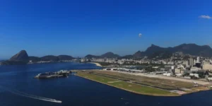 Aeroporto Santos Dumont suspende operações após jatinho derrapar na pista