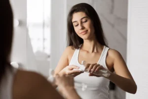 Água micelar: entenda a função, o uso correto e como escolher o produto ideal