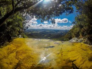 Além da Janela do Céu: o tesouro geológico escondido nas grutas de Ibitipoca