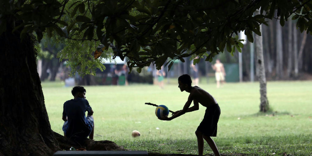Brasil enfrenta fim de agosto com calor extremo e alertas de tempestades