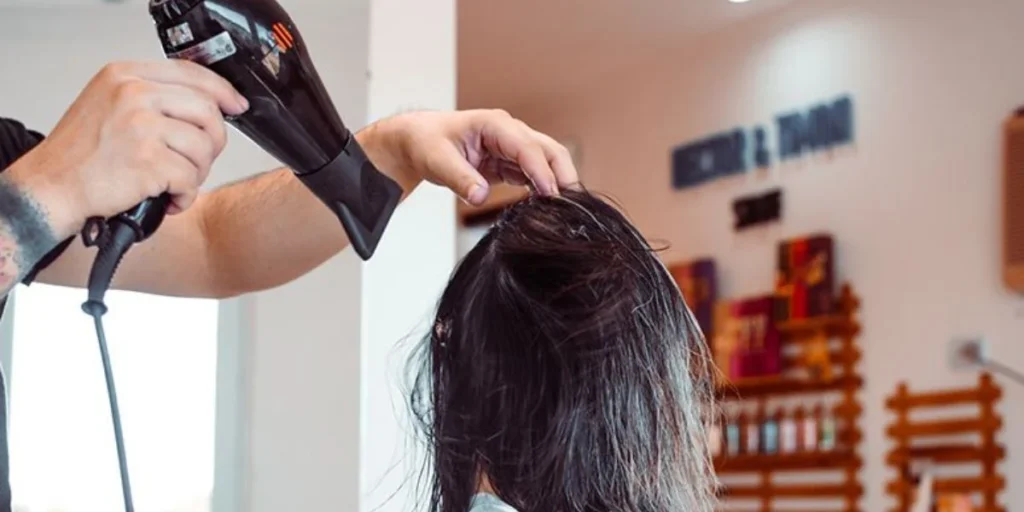 Cabelo sem frizz: como secar os fios naturalmente com resultado de salão