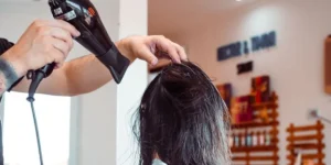 Cabelo sem frizz: como secar os fios naturalmente com resultado de salão