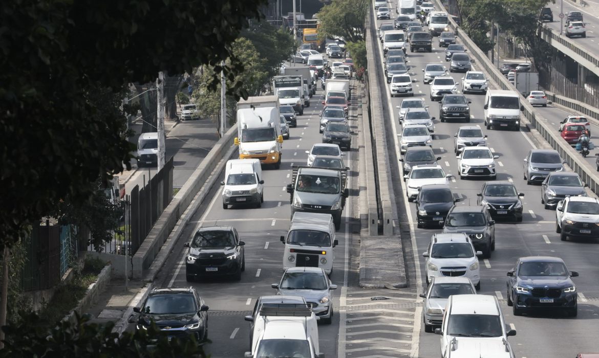 Caos no trânsito: greve da CPTM paralisa linhas e congestiona 750 km em São Paulo