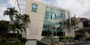 CBF e clubes implementam novas regras para aumentar tempo de bola rolando no futebol brasileiro