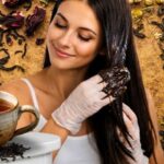Chá preto: segredo natural para realçar o brilho espelhado em cabelos escuros