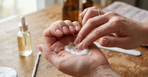 Como evitar o ressecamento das mãos ao fazer as unhas em casa