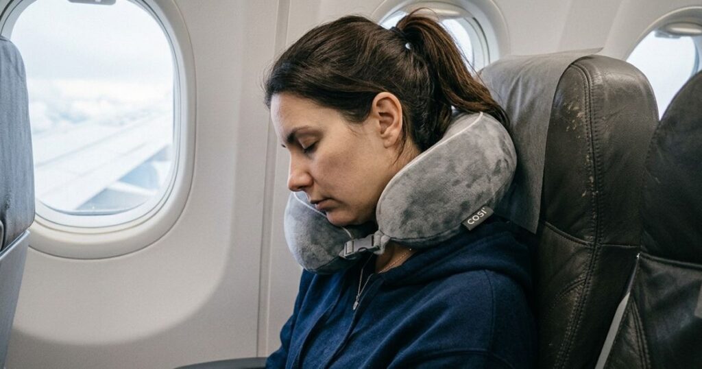 Como usar o travesseiro de pescoço corretamente e evitar dores em viagens longas