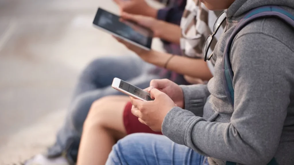 Crescimento de crimes virtuais contra menores exige atenção redobrada nas férias