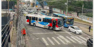 Criminosos bloqueiam ruas com ônibus após operação policial no Rio de Janeiro