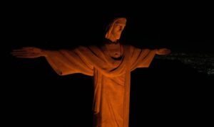Cristo Redentor ganha iluminação laranja em campanha contra o feminicídio