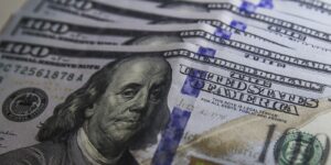 Decisão dos EUA faz dólar cair para R$ 5,17 e impulsiona bolsa brasileira