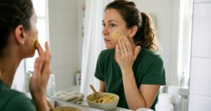 Depilação facial caseira com farinha de grão-de-bico: promessa viral esconde riscos à pele
