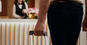 Do carregador à dentadura: os itens mais esquecidos por hóspedes em hotéis