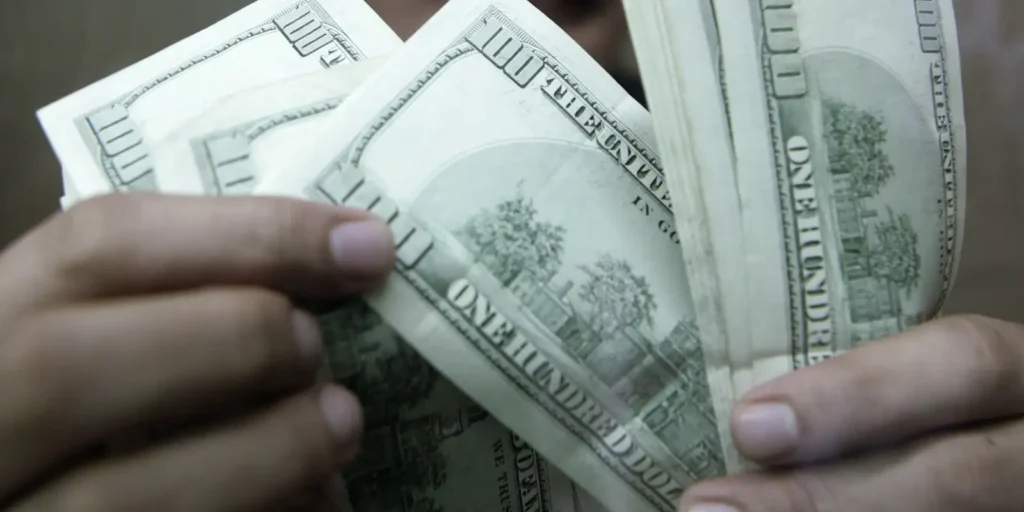 Dólar avança a R$ 5,19 após sinalização de juros mais altos pelo Fed