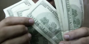 Dólar avança a R$ 5,19 após sinalização de juros mais altos pelo Fed