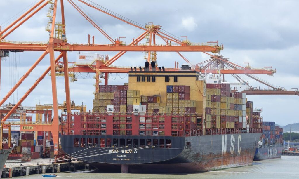 Exportações superam importações e Brasil registra superávit de US$ 7 bilhões em julho