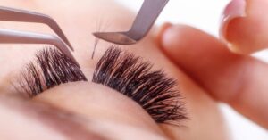 Extensão de cílios: o que oftalmologistas alertam sobre os riscos à saúde ocular