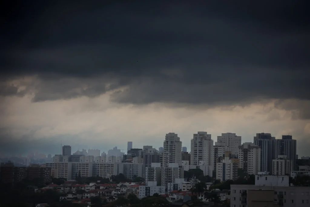 Frente fria traz risco de tempestades e queda nas temperaturas em São Paulo neste domingo