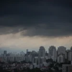 Frente fria traz risco de tempestades e queda nas temperaturas em São Paulo neste domingo