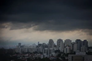 Frente fria traz risco de tempestades e queda nas temperaturas em São Paulo neste domingo