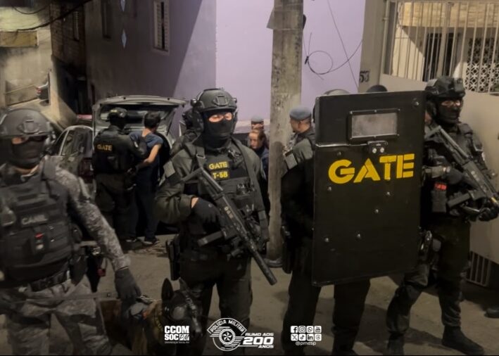 GATE atua em Diadema após homem atear fogo em casa e ameaçar policiais