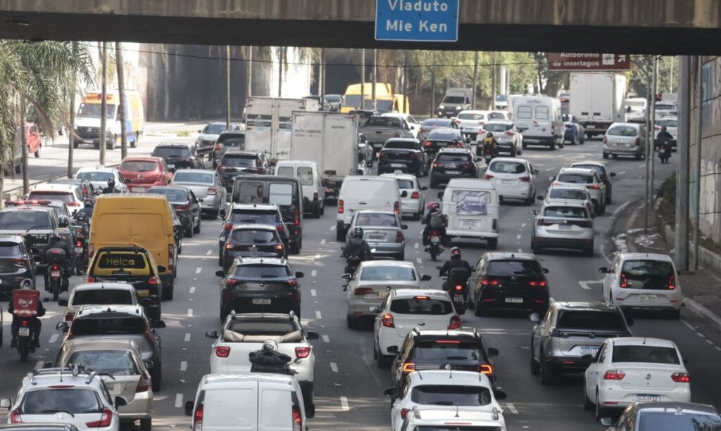 Greve de trens em São Paulo causa caos no trânsito e afeta um milhão de passageiros