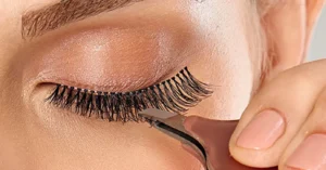 Guia prático para aplicar cílios postiços com volume profissional e acabamento natural