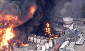 Incêndio de grandes proporções atinge indústria química em Itaquaquecetuba