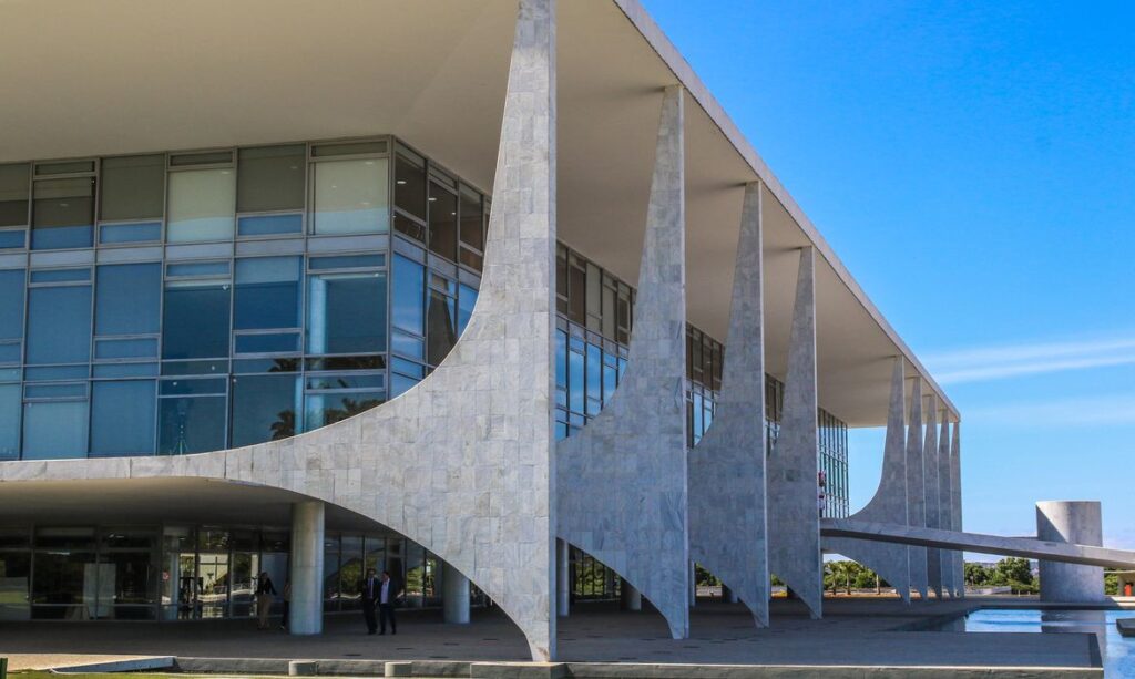 Itamaraty critica escalada hostil após EUA revogarem visto da embaixadora Maria Luiza Viotti
