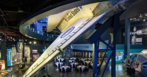 Kennedy Space Center abre espaço para turistas acompanharem lançamento de telescópio da Nasa