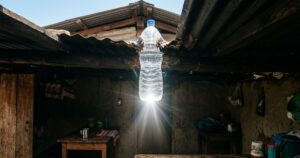 Lâmpada de Moser: como garrafas PET transformam a luz do sol em iluminação sustentável