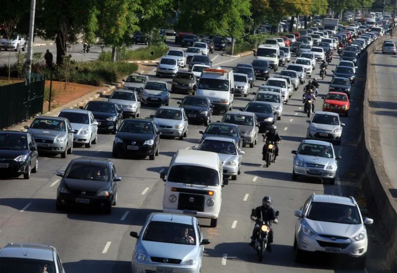 Licenciamento de veículos para placas finais 3 e 4 segue obrigatório em agosto