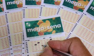 Mega-sena sorteia R$ 165 milhões e movimenta apostadores neste domingo